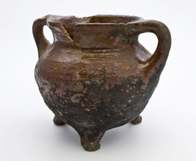 Earthenware grape, pouch model on three legs, sloping neck edge and two hook ears, grape cooking pot tableware holder utensils