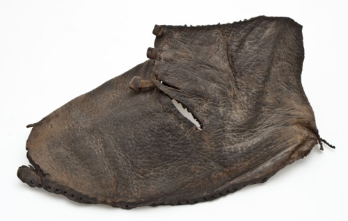 Fragment learning children's shoe with leather laces with leather buttons at the ends, shoe footwear children's clothing