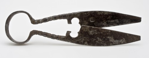 Pinch cutter with circle-curved handle with notches up to transition blades, pinch cutter scissor cutting tool soil find iron