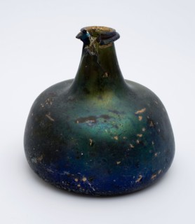 Small bell-bellied bottle, belly bottle bottle holder soil find glass, bottom. Body with almost straight up wall