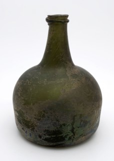 Belly bottle, clock model, bottle holder soil found glass, neck with imposed all-round convex glass thread and flattened lip