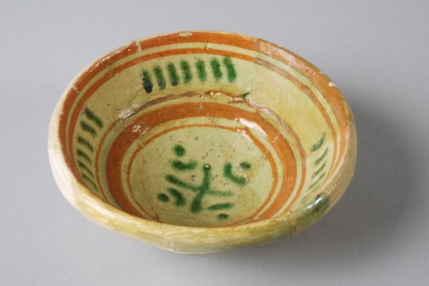 Pottery comes on small stand, gray shard, with circles and stripes in silt decoration, bowl bowl tableware holder soil find
