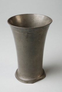 Tinsmith: Johannes Daniël Druy, Funnel-shaped sacrament cup, liturgical cup liturgical container holder tin, molded