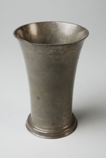 Tinsmith: Johannes Daniël Druy, Funnel-shaped sacrament cup, liturgical cup liturgical container holder tin, molded Two