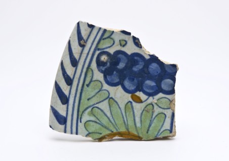 Edge fragment of majolica dish with polychrome fruit decor, dish plate board plate soil find ceramic earthenware glaze tin glaze