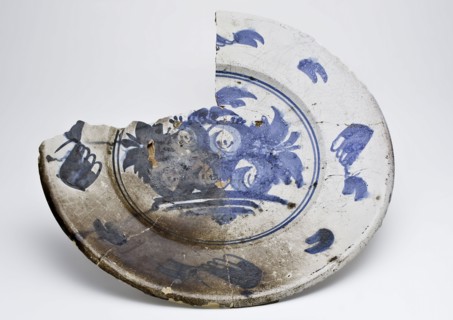 Majolica dish decorated in blue on white background with fruit as performance, dish crockery holder soil find ceramic