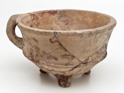 Pottery test, round model on three legs, standing ear, unglazed, fire test test heating floor finding ceramic earthenware, hand