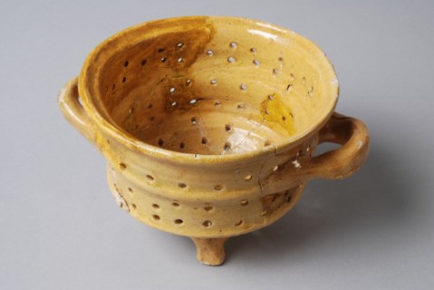 Yellow colander, cheese mold, on three legs with two reclining ears, high model, colander cheese shape kitchen utensils
