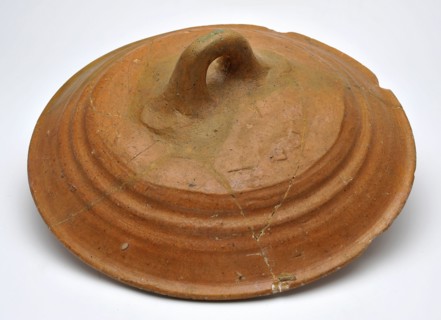 Pottery, in-line, round lid with complemented ear, lid closure soil find ceramic earthenware glaze lead glaze, hand turned set