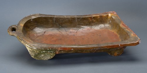 Earthenware grease trap on four fin legs, with handle on round side and pouring gutter, grease trap baking utensil holder soil
