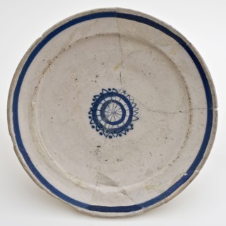 Faience plate on stand, blue decor, small rosette and stripe along the edge of the flag, plate crockery holder soil find ceramic