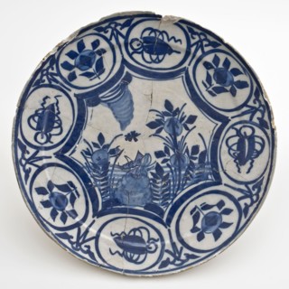 Faience plate on stand with blue decor in Wanli style, plate crockery holder soil find ceramic earthenware glaze tin glaze, hand