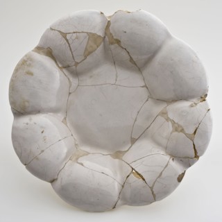 White pleated plate, faience, on small stand ring with eight fields, folding dish dish crockery holder soil find ceramic