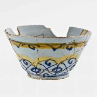 Small faience tea bowl, bowl with polychrome decor on outer wall, in blue, orange, yellow, bowl crockery holder soil find