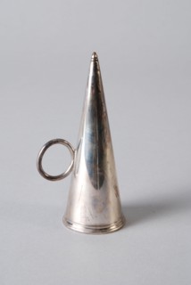 Conical silver dover, dimmer dover silver, hammered Cone-shaped body ring-shaped ear along outer edge (knocked in) deaf