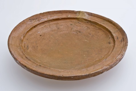 Pottery plate on three fins, bottom unglazed, plate dish crockery holder soil find ceramic earthenware glaze lead glaze, hand