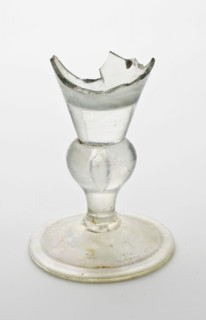 Foot fragment flute glass, folded foot edge, knob with air bubble in trunk, pontilmark, flute glass glass soil find glass, free