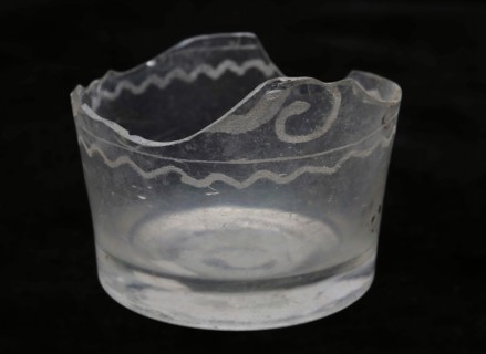 Bottom fragment beaker, clear glass, radgravering, pontilmark, beaker glass container holder soil find glass, in shape blown