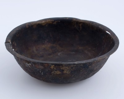 Small bronze shell on standing surface with outstanding, flat upper edge, bowl bowl soil found bronze metal, casted bronze