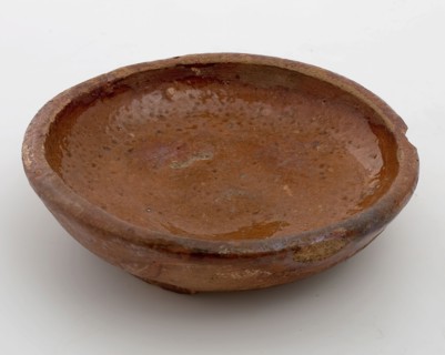 Small earthenware dish, red shard, partly glazed, on three pinched toes, dobbelier dish crockery holder soil find ceramic