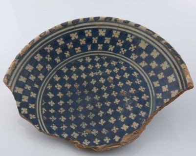 Fragment majolica plate, chessplate motif on the middle and the edge, cable edge, plate crockery holder soil find ceramic