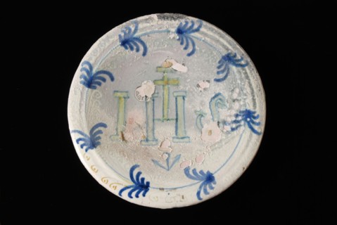 Pottery majolica dish with IHS, misbaksel, dish crockery holder soil find ceramic earthenware glaze tin glaze lead glaze, hand