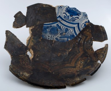 Blue majolica dish on stand, blue flowers in Wanli style as decor, dish plate crockery holder soil find ceramic earthenware