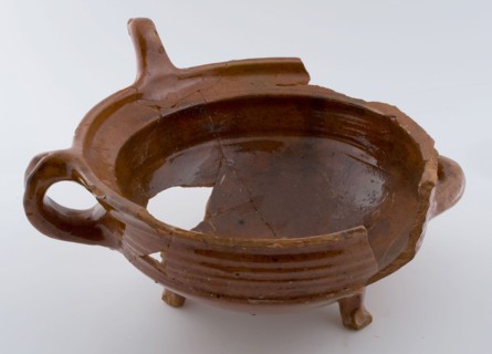 Pottery stain on three legs, standing and lying ear, three carrying points on the rim, chafing test kitchen utensils earthenware