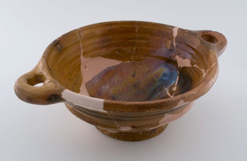 Deep pottery bowl on stand with two lying sausage ears, ear bowl bowl crockery holder soil find ceramic earthenware glaze lead