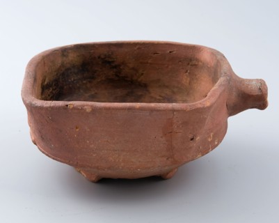 Unglazed pottery test on three standfins, with short handle, square, test fire test soil find ceramic pottery, hand turned hand