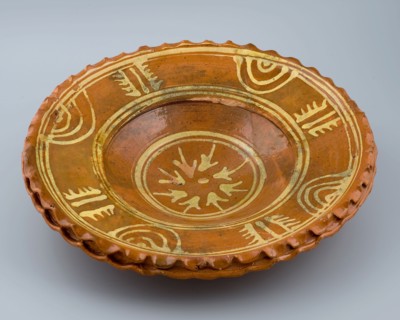 Earthenware dish with double corrugated outer edge and silt decoration on mirror and flag, dish crockery holder soil find