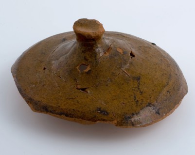 Pottery lid of cover with high lid edge and flat knob, lid closure part cover pot soil find ceramic earthenware glaze lead glaze