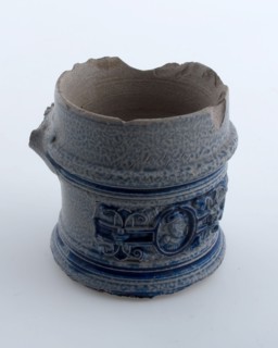 Jan Mennicken?, Neck fragment of stoneware jug with blue ornament in relief, 1593, jug crockery holder soil find ceramics
