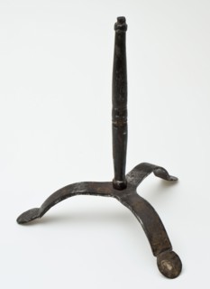 Three-legged iron candlestick, candle holder with curved wide legs, candleholder lighting medium bottomfound iron metal, d 13