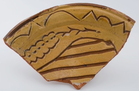 Pottery dish on stand fins, dish with sgraffito and sludge decoration, dish plate crockery holder earth discovery ceramics