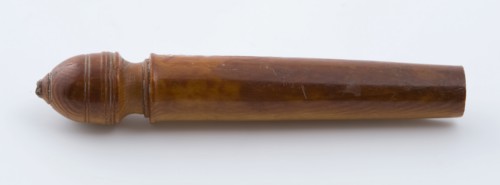 Legs with handles at the end, blade knife ground find leg, w 1,3 sawn turned Legs blade At the end button after narrowing Turns