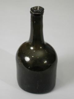 Bottle, wine bottle of dark green glass, fairly high soul, bottle holder soil find glass, blown in shape Bottle of dark green