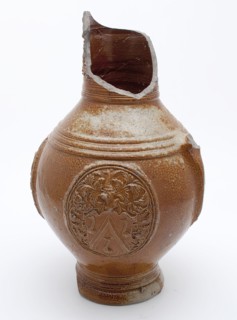 Stoneware jug be worn with frieze around neck, three weapon medallions and profile rings on the belly, jug crockery holder soil