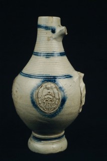 Stoneware jug with weapon medallions, Amsterdam city coat of arms, ribs around neck and on shoulder, jug crockery holder soil