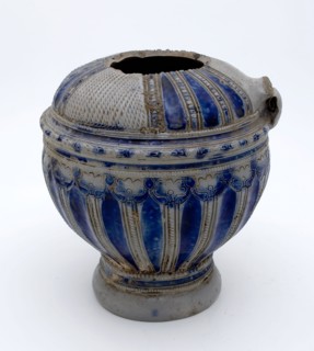 Stoneware jug with loom band around belly, shoulder with two surfaces with kerfsneded decor, jug crockery holder soil find