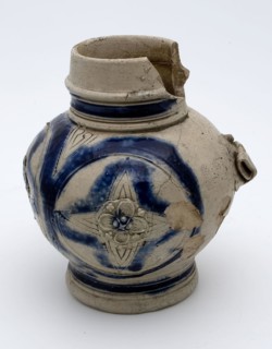 Small stoneware bell-jug with three circles on the belly in which partially profiled star motif, bulletbayer jug crockery holder