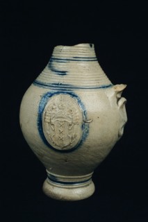 Gray-blue stoneware jug with ribs around the neck, belly with medallions with Amsterdam city arms, jug crockery holder soil find