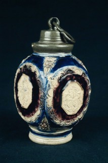 Stoneware jug, square on round base, with tin screw lid, belly with coats of arms, pot crockery holder heating soil find tin