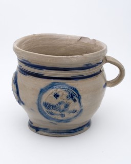 Stoneware ease of use or chamber pot with ear, on the belly three medallions with stylized floral decor, pot holder sanitary