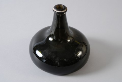 Belly bottle, pancake, bottle bottle wine bottle holder soil find glass, neck with imposed circumferential sharp glass thread