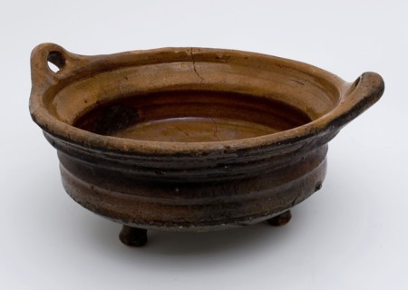 Pottery cooking pot on three legs, lid rim, low model with wide top edge, two lying ears, cooking pot tableware holder utensils