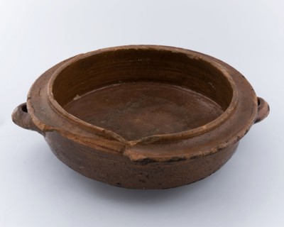 Pottery cooking pot or stove pan on three legs, two lying ears, lid rim, cooking pot crockery holder kitchenware earth discovery