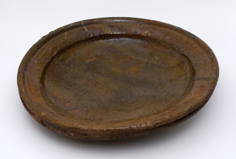 Pottery dish on stand fins, shallow dish with round flag, misbaksel, dish plate dish crockery holder soil find ceramic
