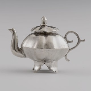 Silver miniature teapot, teapot crockery holder dolls toy relaxing medium miniature model silver, struck Lobed body and lid