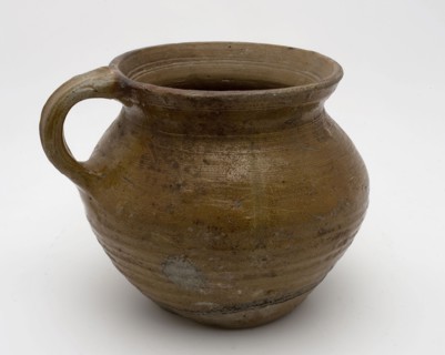 Stoneware chamber pot, ease of use on standing surface, rotating bells on belly, standing ear, pot holder sanitary soil found